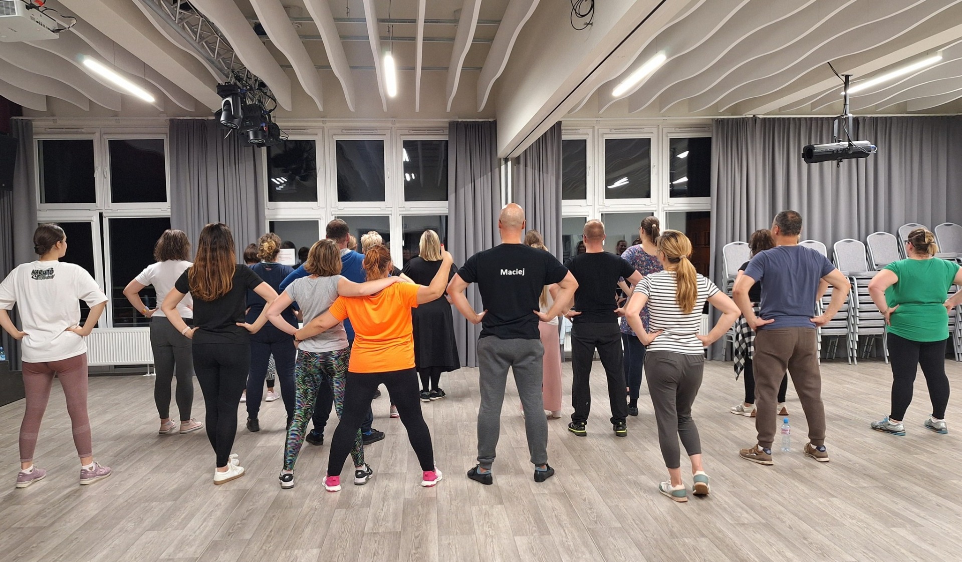 Uczestnicy podczas zajęć tanecznych FOLK&FUN