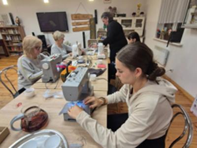 Uczestniczki zajęć szycia na maszynie w świetlicy w Rusi