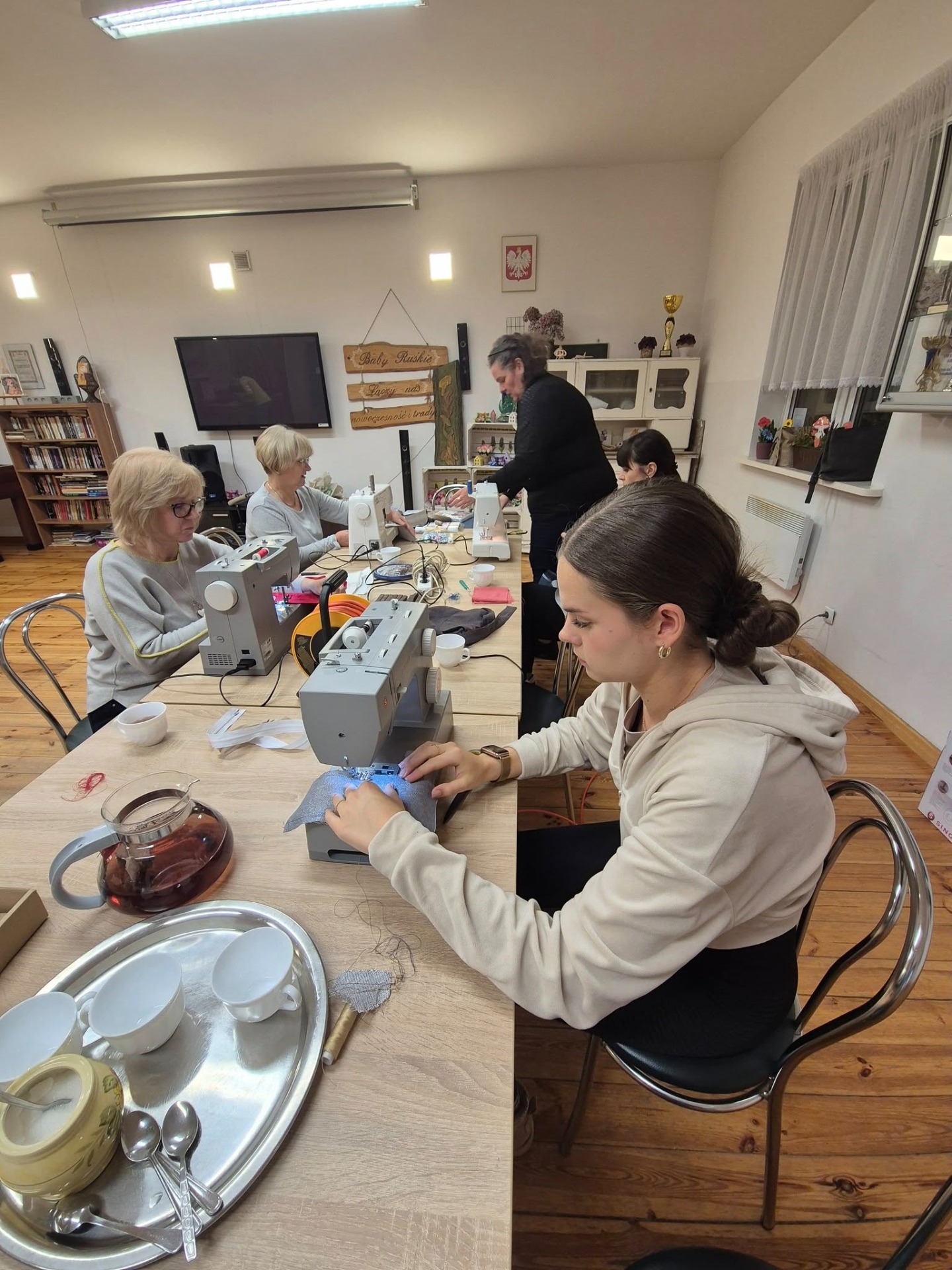 Uczestniczki zajęć szycia na maszynie w świetlicy w Rusi
