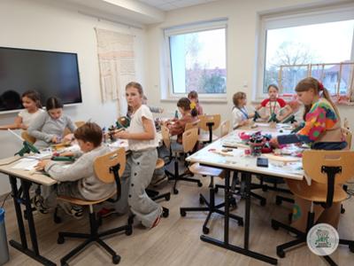 dzieci na zajęciach rękodzielniczych w Gminnym Ośrodku kultury w Stawigudzie