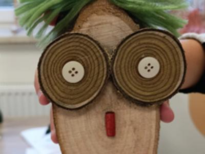 Inspiracje z plastrów drewna na zajęciach dla dzieci w Stawigudzie w pracowni 29