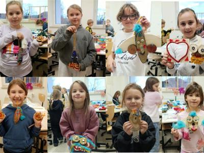 dzieci podczas zajęć rękodzielniczych w Stawigudzie prezentują swoje prace z plastrów drewna