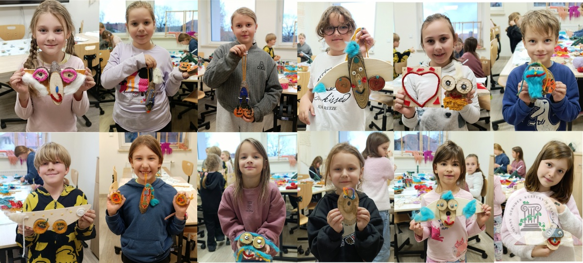 dzieci podczas zajęć rękodzielniczych w Stawigudzie prezentują swoje prace z plastrów drewna