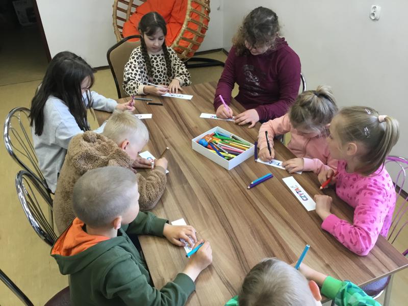 Tydzien Bibliotek pod hasłem "Biblioteka. Lubię tu być". Spotkanie z dziećmi z świetlicy szkolnej Zespołu Placówek Oświatowych w Baniach Mazurskich