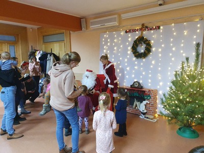 wystrój świąteczny, gwiazdor i dzieci