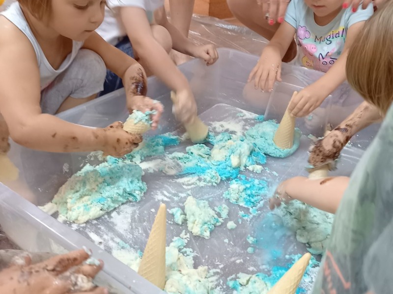 Grupa dzieci bawiąca się masa plastyczną