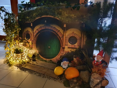 aranżacja baśniowej krainy, wejście do domu hobbita