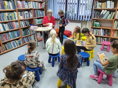 zajęcia dla dzieci, dzieci czytający książkę