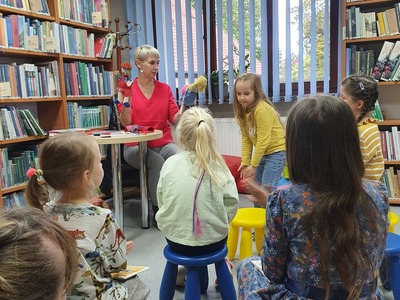 zajęcia dla dzieci, dzieci czytający książkę