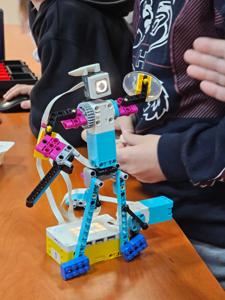 Na zdjęciu robot złożony z klocków lego Spike prime przedstawiający postać ludzika