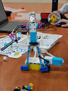 Na zdjęciu robot złożony z klocków lego Spike prime przedstawiający postać ludzika