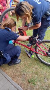 Na zdjęciu dwie policjantki znakujące rower