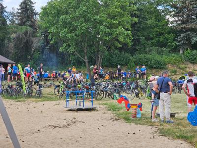 Na zdjęciu duża grupa ludzi z rowerami