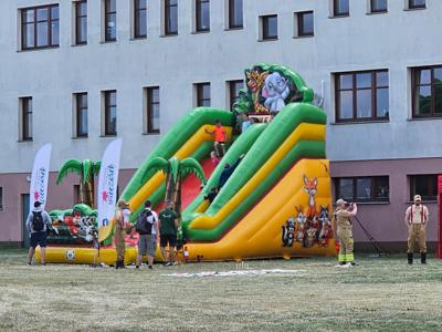 Na zdjęciu duży zamek dmuchany