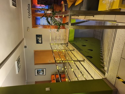 hol biblioteki przystrojony lampkami