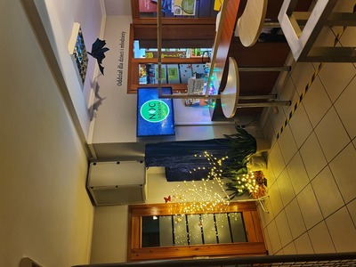 hol biblioteki  z telewizorem, wyświetlany napis noc bibliotek
