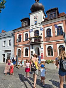 spacer historyczny, dorośli  i dzieci na mieście