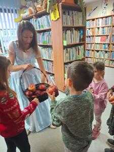 księżniczka rozdająca jabła dziecią