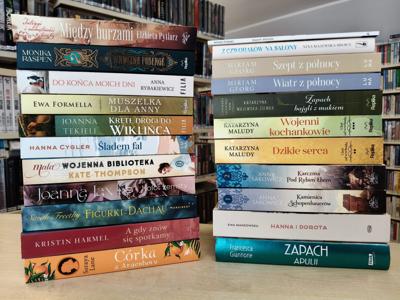 książki ustawione grzbietami