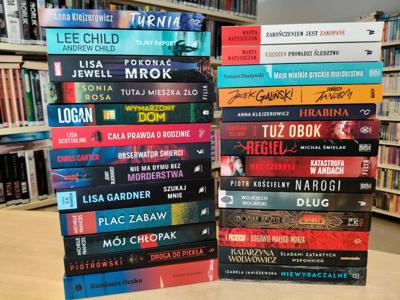 książki ustawione grzbietami