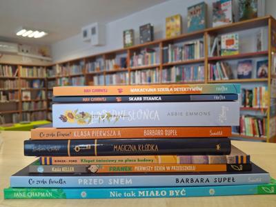 książki ustawione grzbietami