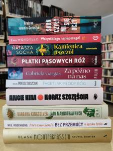 książki ustawione grzbietami