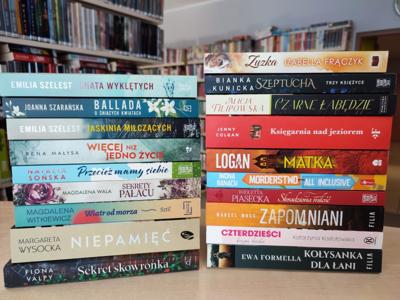 książki ustawione grzbietami