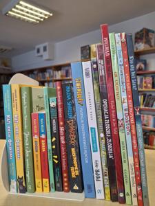 książki ustawione grzbietami