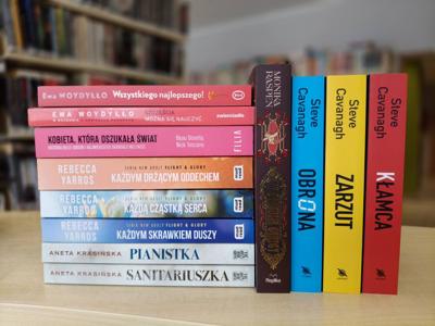 książki ustawione grzbietami