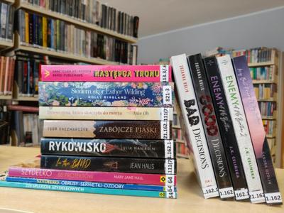 książki ustawione grzbietami