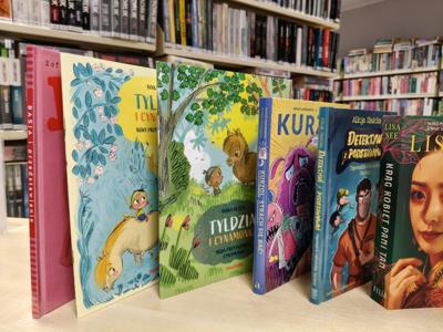 książki ustawione grzbietami