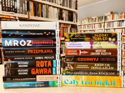 książki ustawione grzbietami