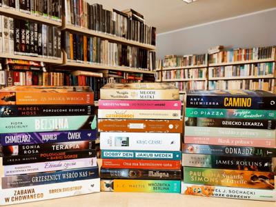 książki ustawione grzbietami