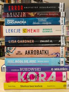 książki leżące grzbietami