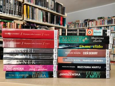 książki leżące grzbietami