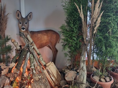 aranżacja leśnej krainy, namalowana sarna