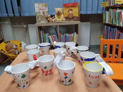 Kubki ceramiczne ozdobione przez dzieci na zajęciach.