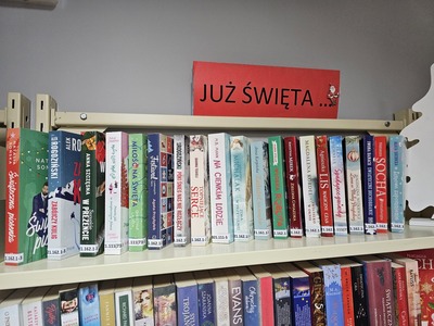 książki o tematyce świątecznej ustawione na półce regału 
