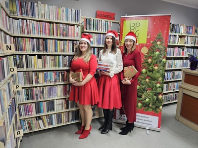 trzy kobiety ubrane jak mikołajki stoją obok siebie