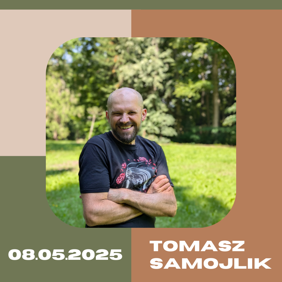 grafika informująca z datą ósmy maj dwatysiącedwadzieściapięć oraz napisem Tomasz Samojlik, zdjęcie mężczyzny na tle lasu