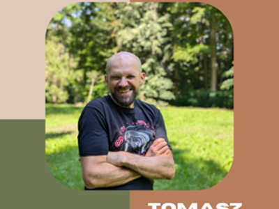 grafika informująca z datą ósmy maj dwatysiącedwadzieściapięć oraz napisem Tomasz Samojlik, zdjęcie mężczyzny na tle lasu