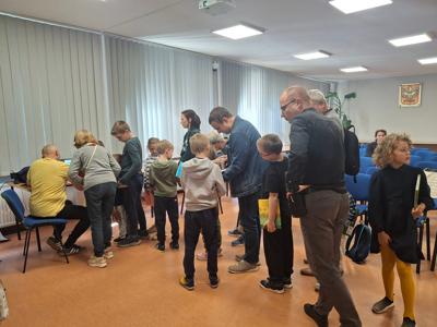 kolejka po autorgraf, dzieci i osoby dorosłe