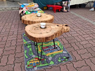 pchli targ, stolik drewniane z plastra drewna na kolorowym dywaniku