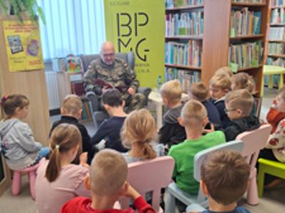 żółnierz czyta przedszkolakom w bibiliotece