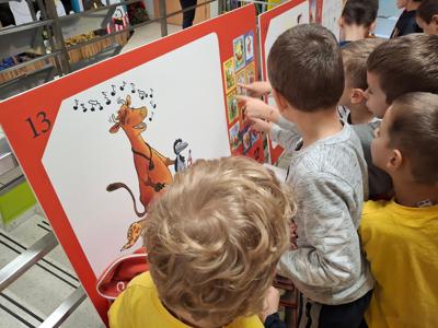 dzieci oglądający wystawę