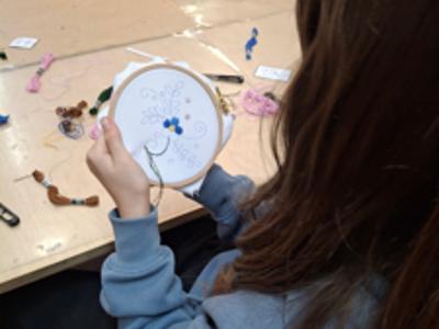 dziewczynka trzymająca tamborek i haftująca