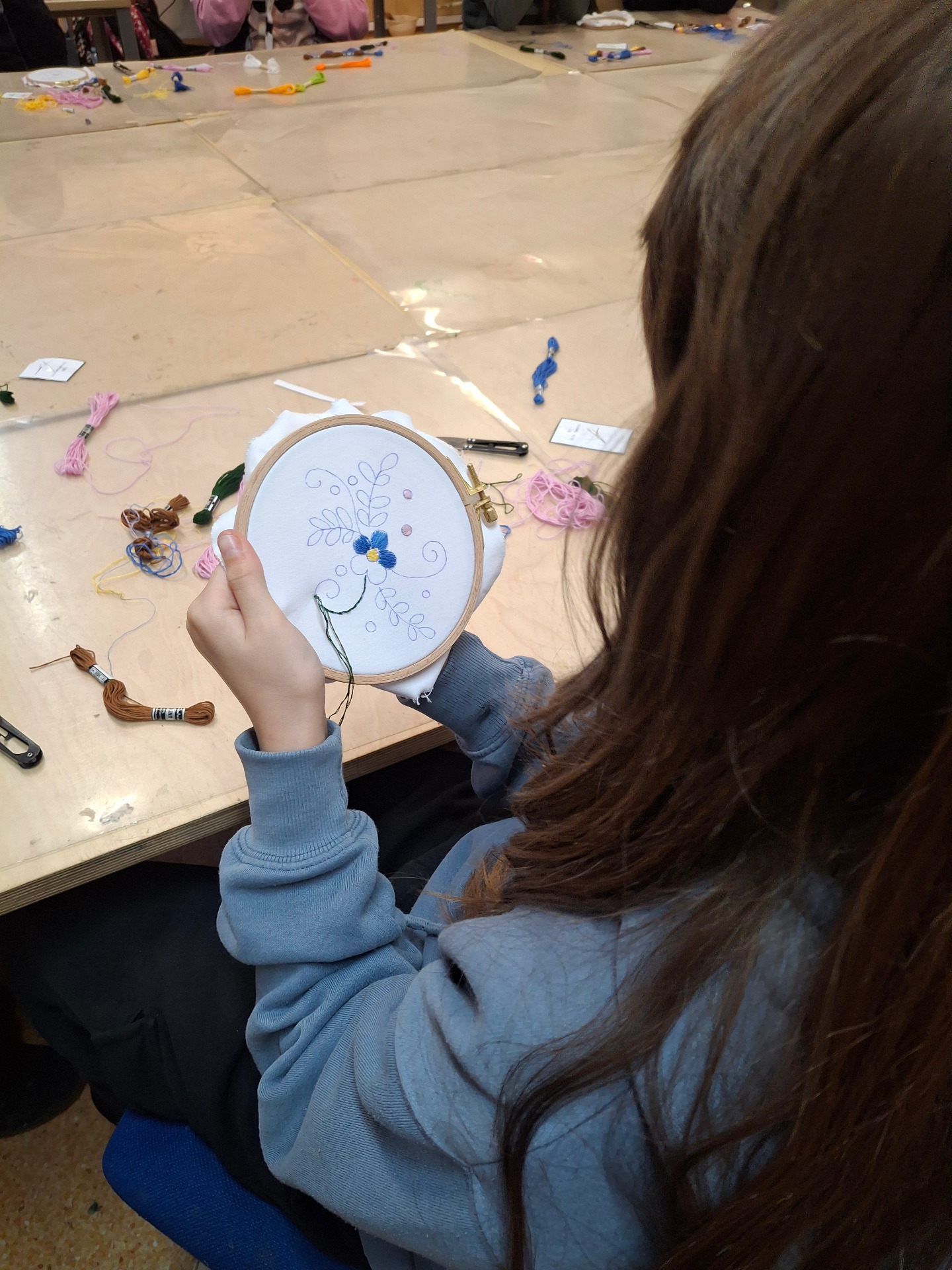 dziewczynka trzymająca tamborek i haftująca