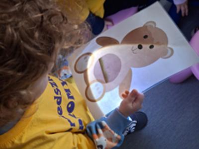 dziecko podświetla misia