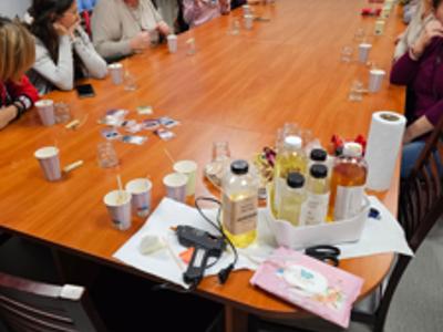 kobiety siedzące przy stole