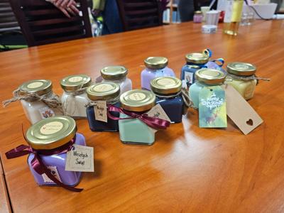 różnokolorowe świeczki  w słoiczkach